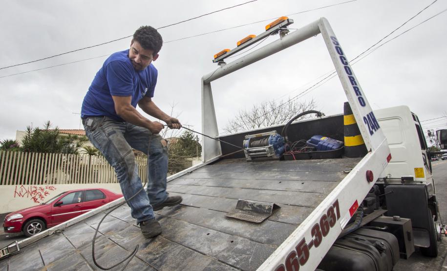 Paulo Alves dos Santos, mecânico e guincheiro, financiou seu guincho com recursos da Fomento Paraná. Curitiba, 22/07/2015. Foto: Pedro Ribas/ANPr