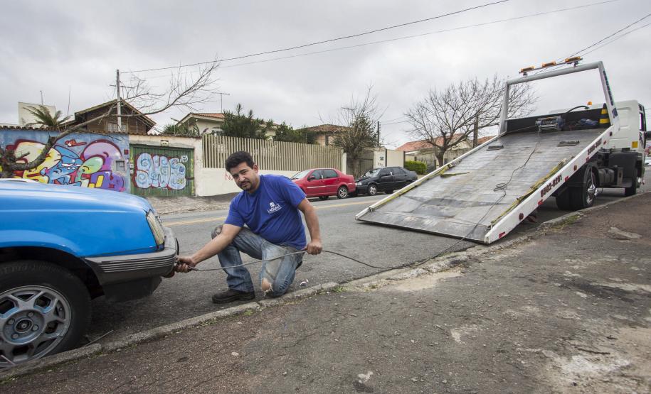 Paulo Alves dos Santos, mecânico e guincheiro, financiou seu guincho com recursos da Fomento Paraná. Curitiba, 22/07/2015. Foto: Pedro Ribas/ANPr