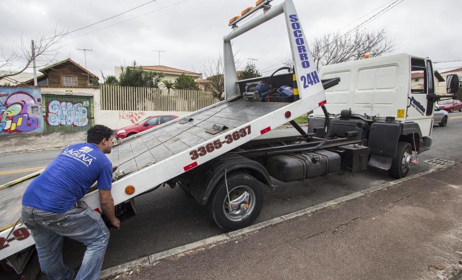 Paulo Alves dos Santos, mecânico e guincheiro, financiou seu guincho com recursos da Fomento Paraná. Curitiba, 22/07/2015. Foto: Pedro Ribas/ANPr