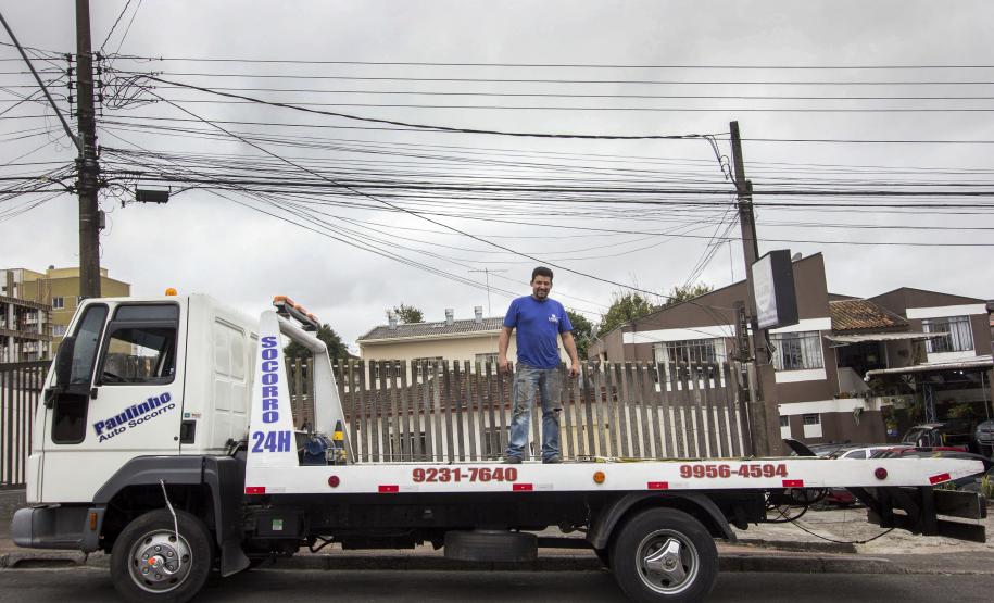 Paulo Alves dos Santos, mecânico e guincheiro, financiou seu guincho com recursos da Fomento Paraná. Curitiba, 22/07/2015. Foto: Pedro Ribas/ANPr