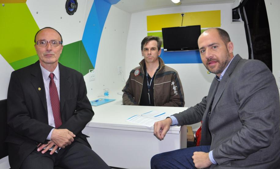 Encontro faz parte de uma ação da Associação Comercial do Paraná e da Fomento Paraná para divulgar serviços para melhorar a gestão das empresas, bem como linhas de crédito de baixo custo, para investimentos e melhorias. Na imagem, o presidente da Associação Comercial do Capão Raso, Claudio Turin, e o gerente de Relações Institucionais da Fomento Paraná, Paulo Morva Martins, conversam sobre linhas de crédito na van da Fomento Paraná.