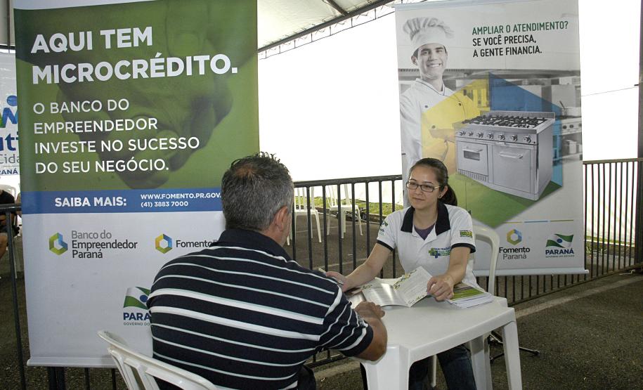 A Fomento Paraná deve alcançar R$ 2 bilhões em contratações de financiamentos entre 2015 e 2018. Um dos principais instrumentos de apoio financeiro para municípios e empresários de micro e pequeno porte do Estado, a instituição estima que, desse total, o setor público deve responder por R$ 1,2 bilhão e o setor privado por R$ 800 milhões, dos quais R$ 200 milhões no microcrédito.