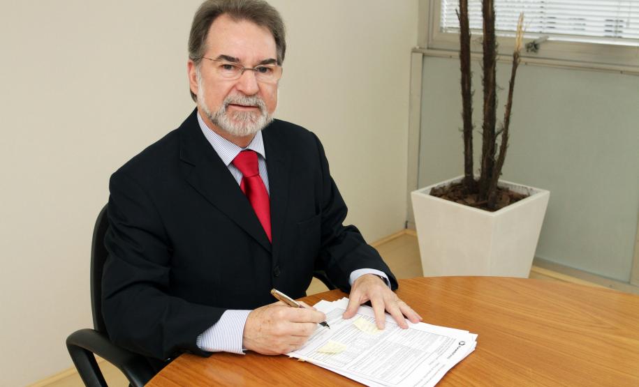 Volume contratado pela Fomento Paraná deve crescer 43% até 2018 A Fomento Paraná deve alcançar R$ 2 bilhões em contratações de financiamentos entre 2015 e 2018. Um dos principais instrumentos de apoio financeiro para municípios e empresários de micro e pequeno porte do Estado, a instituição estima que, desse total, o setor público deve responder por R$ 1,2 bilhão e o setor privado por R$ 800 milhões, dos quais R$ 200 milhões no microcrédito.