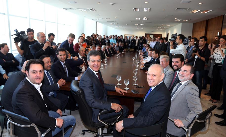 Richa autoriza obras e compra de equipamentos para 35 municípios Asfalto, praças, galerias pluviais e ciclovias estão entre as melhorias que os municípios irão fazer, com recursos financiados pelo Governo do Estado. Na solenidade, realizada no Palácio Iguaçú, 11 prefeituras assinaram contratos para novos financiamentos. Curitiba 10/8/2015.