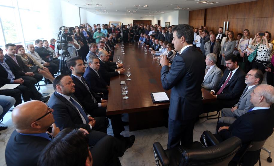 Richa autoriza obras e compra de equipamentos para 35 municípios Asfalto, praças, galerias pluviais e ciclovias estão entre as melhorias que os municípios irão fazer, com recursos financiados pelo Governo do Estado. Na solenidade, realizada no Palácio Iguaçú, 11 prefeituras assinaram contratos para novos financiamentos. Curitiba 10/8/2015.