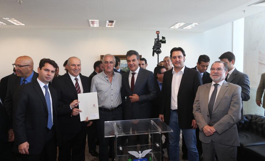 Richa autoriza obras e compra de equipamentos para 35 municípios Asfalto, praças, galerias pluviais e ciclovias estão entre as melhorias que os municípios irão fazer, com recursos financiados pelo Governo do Estado. Na solenidade, realizada no Palácio Iguaçú, 11 prefeituras assinaram contratos para novos financiamentos. Curitiba 10/8/2015.
