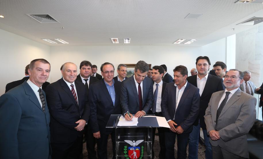 Richa autoriza obras e compra de equipamentos para 35 municípios Asfalto, praças, galerias pluviais e ciclovias estão entre as melhorias que os municípios irão fazer, com recursos financiados pelo Governo do Estado. Na solenidade, realizada no Palácio Iguaçú, 11 prefeituras assinaram contratos para novos financiamentos. Curitiba 10/8/2015.