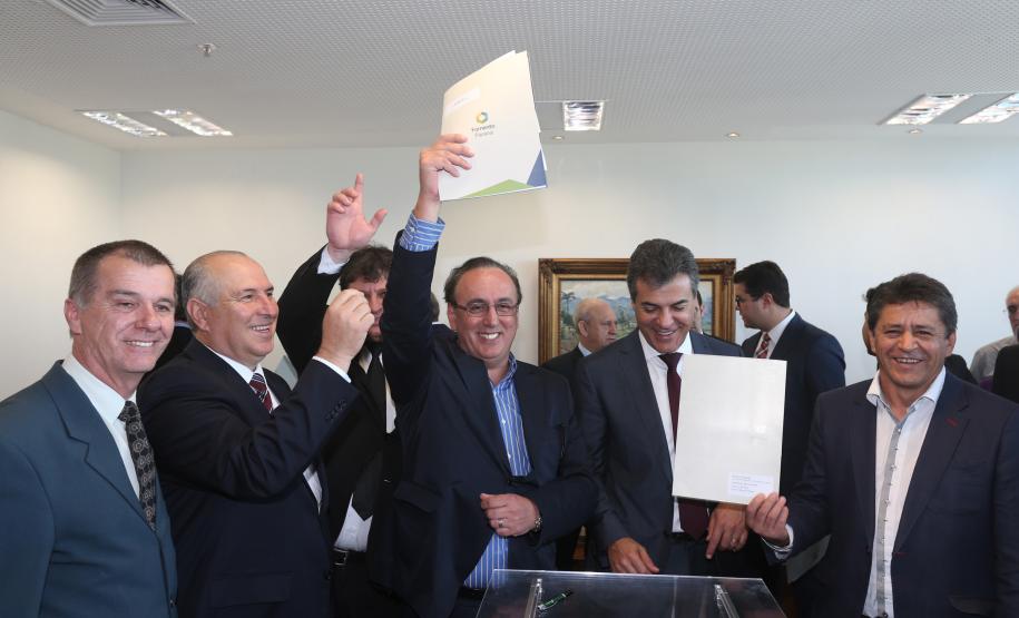 Richa autoriza obras e compra de equipamentos para 35 municípios Asfalto, praças, galerias pluviais e ciclovias estão entre as melhorias que os municípios irão fazer, com recursos financiados pelo Governo do Estado. Na solenidade, realizada no Palácio Iguaçú, 11 prefeituras assinaram contratos para novos financiamentos. Curitiba 10/8/2015.