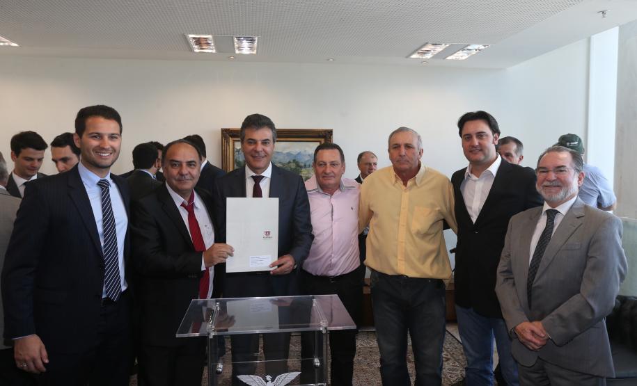 Richa autoriza obras e compra de equipamentos para 35 municípios Asfalto, praças, galerias pluviais e ciclovias estão entre as melhorias que os municípios irão fazer, com recursos financiados pelo Governo do Estado. Na solenidade, realizada no Palácio Iguaçú, 11 prefeituras assinaram contratos para novos financiamentos. Curitiba 10/8/2015.