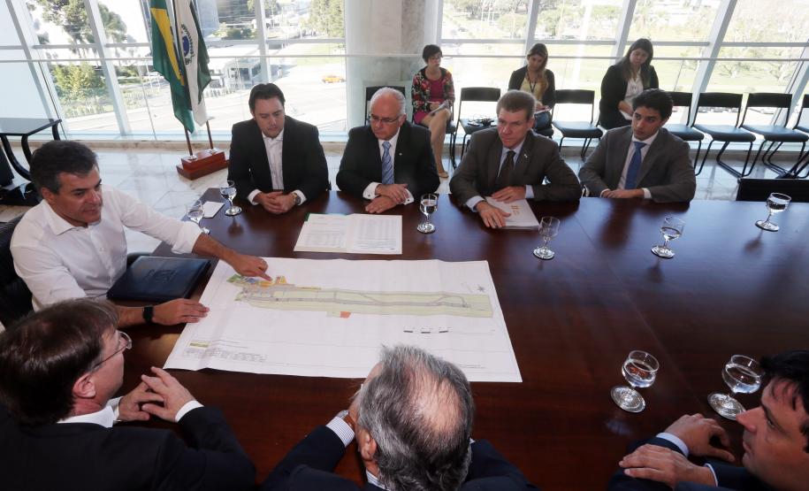 Governador Beto Richa assina termo para desapropriações no entorno do aeroporto de Londrina.Curitiba, 12/08/2015.Foto: Orlando Kissner/ANPr