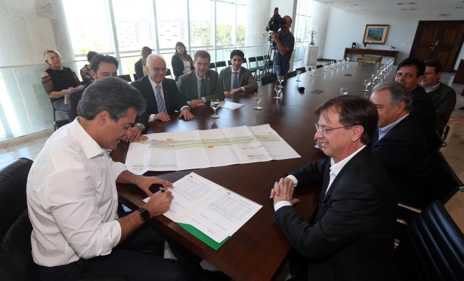 Governador Beto Richa assina termo para desapropriações no entorno do aeroporto de Londrina.Curitiba, 12/08/2015.Foto: Orlando Kissner/ANPr