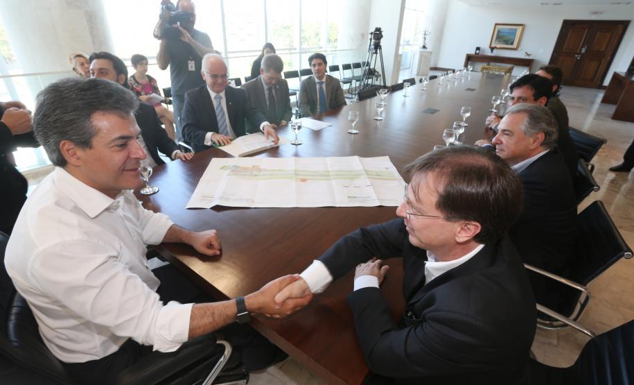 Governador Beto Richa assina termo para desapropriações no entorno do aeroporto de Londrina.Curitiba, 12/08/2015.Foto: Orlando Kissner/ANPr