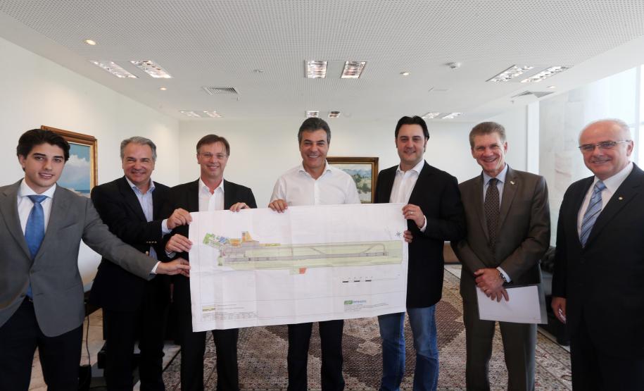 Governador Beto Richa assina termo para desapropriações no entorno do aeroporto de Londrina.Curitiba, 12/08/2015.Foto: Orlando Kissner/ANPr