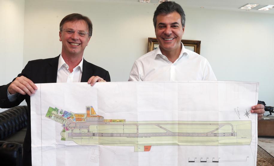 Governador Beto Richa assina termo para desapropriações no entorno do aeroporto de Londrina.Curitiba, 12/08/2015.Foto: Orlando Kissner/ANPr