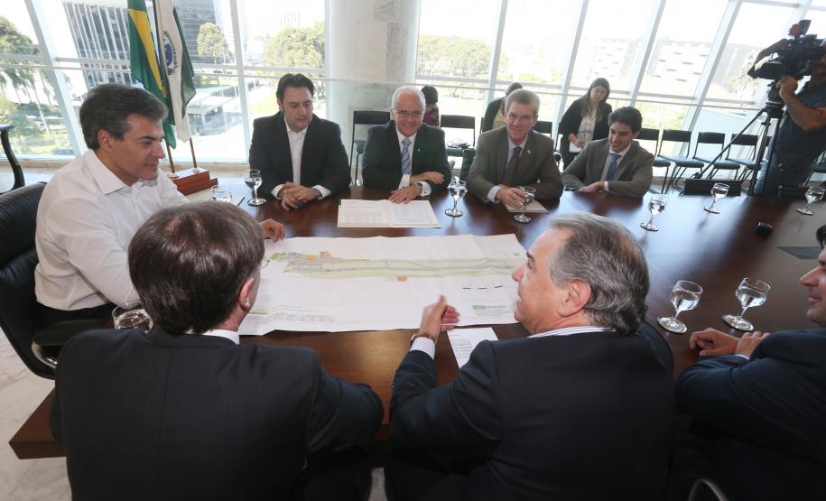 Governador Beto Richa assina termo para desapropriações no entorno do aeroporto de Londrina.Curitiba, 12/08/2015.Foto: Orlando Kissner/ANPr