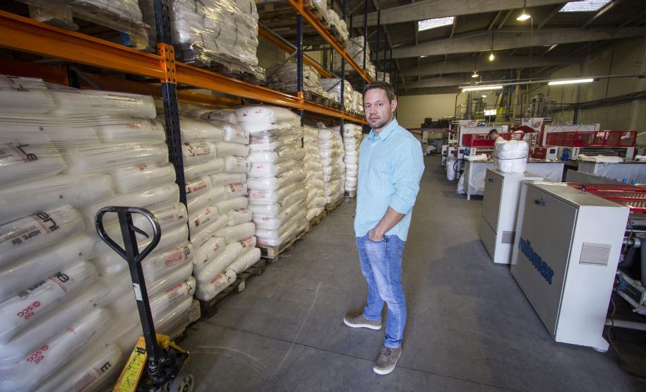 Marcelo Sieben, proprietário da empresa SWS Embalagens Ltda, financiou maquinário pela Fomento com recursos do BNDES. Curitiba. Foto: Pedro Ribas/ANPr