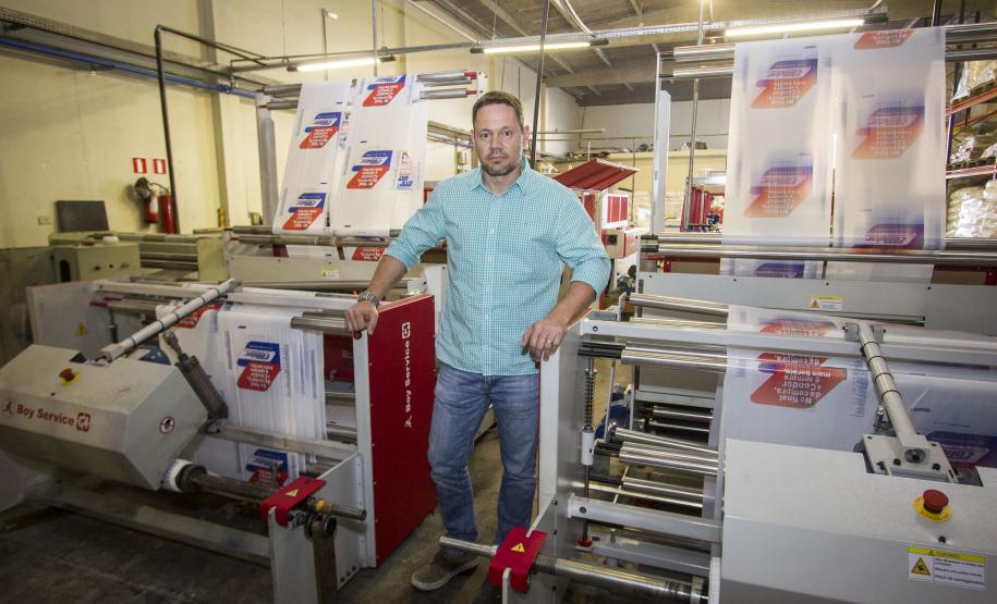 Marcelo Sieben, proprietário da empresa SWS Embalagens Ltda, financiou maquinário pela Fomento com recursos do BNDES. Curitib. Foto: Pedro Ribas/ANPr