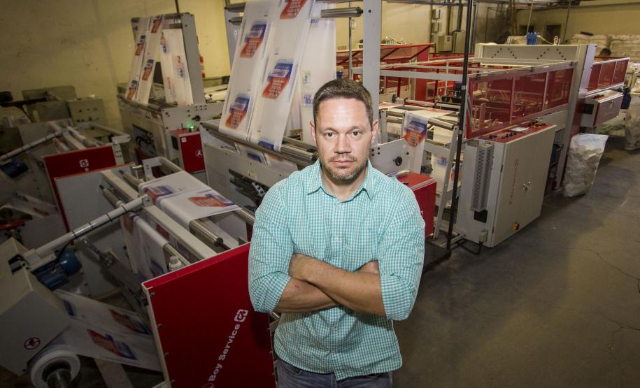 Marcelo Sieben, proprietário da empresa SWS Embalagens Ltda, financiou maquinário pela Fomento com recursos do BNDES. Curitiba. Foto: Pedro Ribas/ANPr