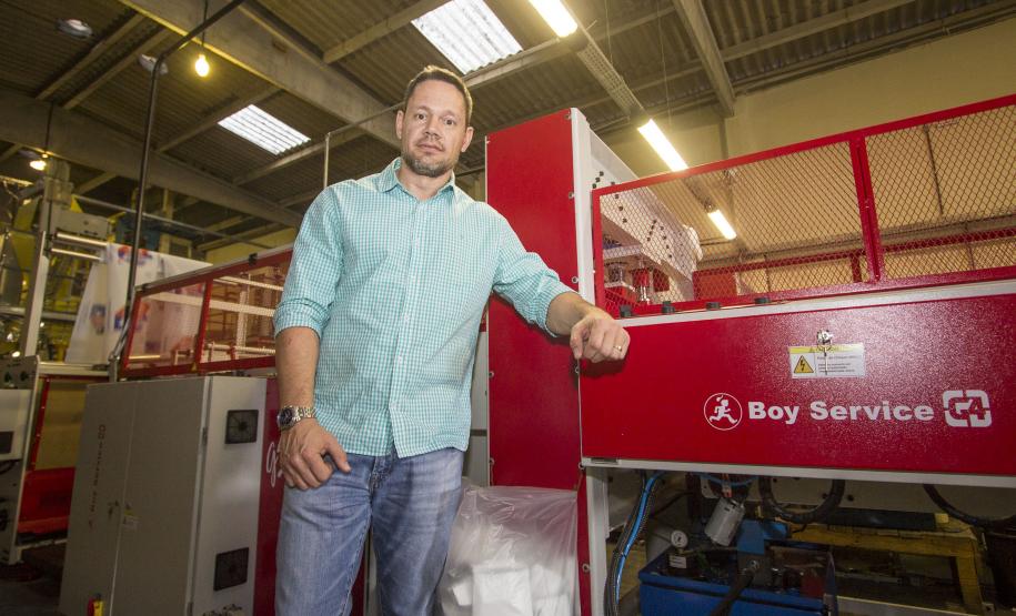 Marcelo Sieben, proprietário da empresa SWS Embalagens Ltda, financiou maquinário pela Fomento com recursos do BNDES. Curitiba. Foto: Pedro Ribas/ANPr