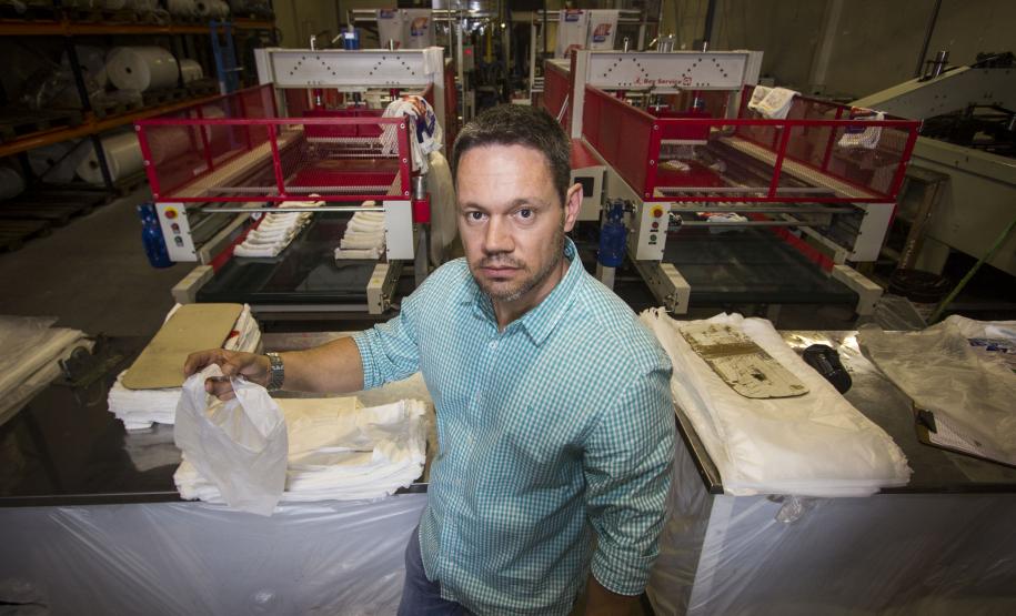 Marcelo Sieben, proprietário da empresa SWS Embalagens Ltda, financiou maquinário pela Fomento com recursos do BNDES. Curitiba. Foto: Pedro Ribas/ANPr
