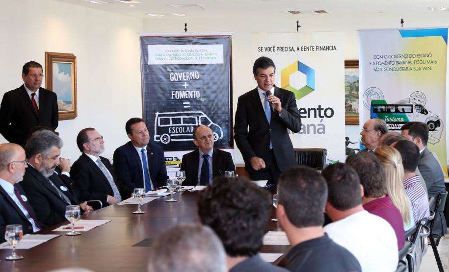 A nova linha de financiamento foi lançada em evento com a presença do governador Beto Richa. O crédito é destinado a micro e pequenos empreendedores para compra de veículos novos. Richa disse que a medida irá ajudar os empreendedores, melhorar as condições de trabalho dos transportadores e garantir segurança aos estudantes e turistas.