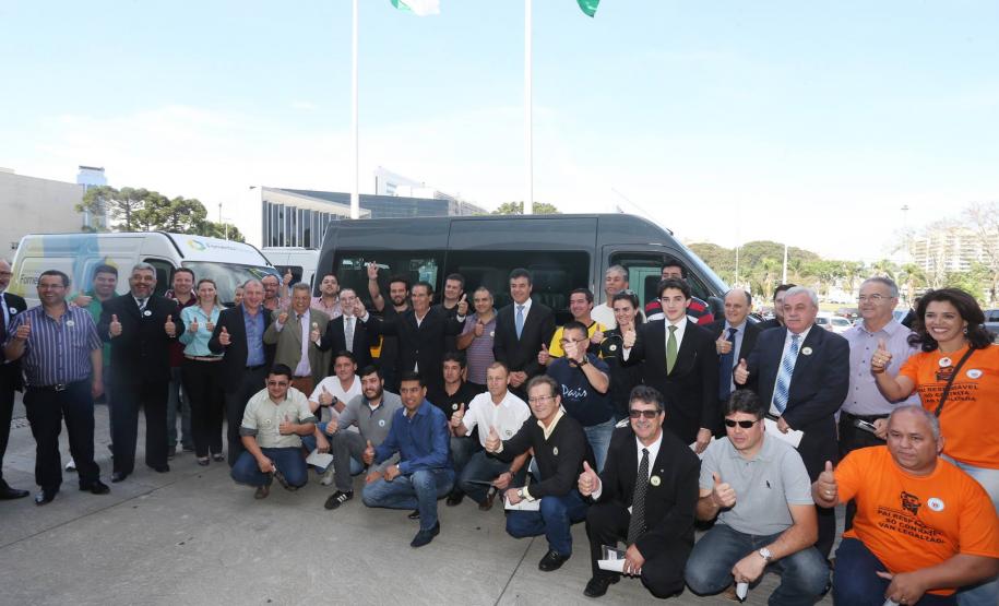 A nova linha de financiamento foi lançada em evento com a presença do governador Beto Richa. O crédito é destinado a micro e pequenos empreendedores para compra de veículos novos. Richa disse que a medida irá ajudar os empreendedores, melhorar as condições de trabalho dos transportadores e garantir segurança aos estudantes e turistas.