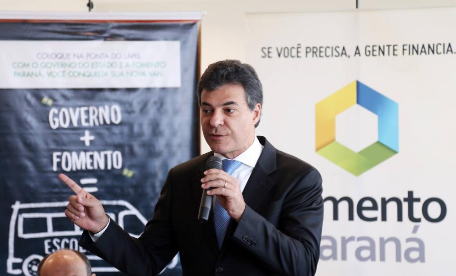 A nova linha de financiamento foi lançada em evento com a presença do governador Beto Richa. O crédito é destinado a micro e pequenos empreendedores para compra de veículos novos. Richa disse que a medida irá ajudar os empreendedores, melhorar as condições de trabalho dos transportadores e garantir segurança aos estudantes e turistas.