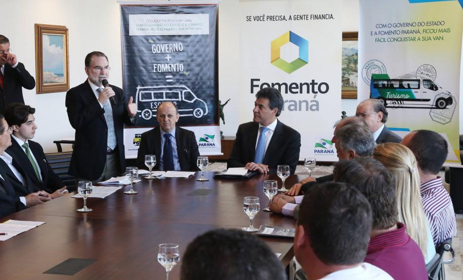 A nova linha de financiamento foi lançada em evento com a presença do governador Beto Richa. O crédito é destinado a micro e pequenos empreendedores para compra de veículos novos. Richa disse que a medida irá ajudar os empreendedores, melhorar as condições de trabalho dos transportadores e garantir segurança aos estudantes e turistas.