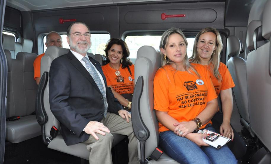 A nova linha de financiamento foi lançada em evento com a presença do governador Beto Richa. O crédito é destinado a micro e pequenos empreendedores para compra de veículos novos. Richa disse que a medida irá ajudar os empreendedores, melhorar as condições de trabalho dos transportadores e garantir segurança aos estudantes e turistas.