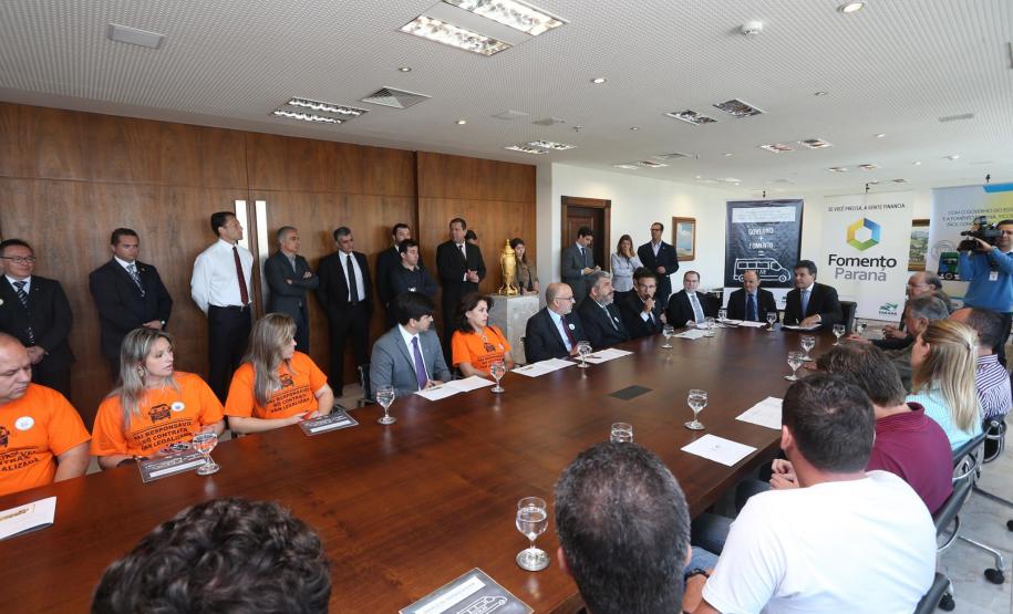 A nova linha de financiamento foi lançada em evento com a presença do governador Beto Richa. O crédito é destinado a micro e pequenos empreendedores para compra de veículos novos. Richa disse que a medida irá ajudar os empreendedores, melhorar as condições de trabalho dos transportadores e garantir segurança aos estudantes e turistas.