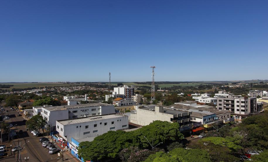 O Interior ganhou espaço no consumo do Paraná nos últimos cinco anos. A geração de riqueza e emprego e melhorias de infraestrutura, impulsionados, principalmente, pelo novo ciclo de investimentos no Estado, fizeram os municípios fora da Região Metropolitana de Curitiba ganharem força.