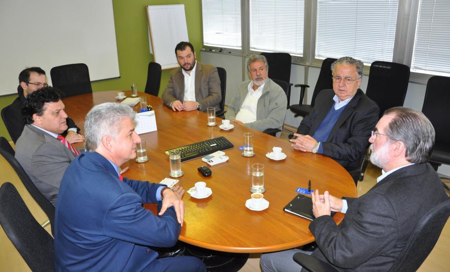 Novo gerente de filial do FGTS da Caixa visita a Fomento Paraná O presidente da Fomento Paraná, Juraci Barbosa, recebeu nesta quinta-feira (27) uma visita do novo gerente de filial do FGTS (Fundo de Garantia por Tempo de Serviço) na Caixa Econômica Federal em Curitiba, Paulo César Sartor.