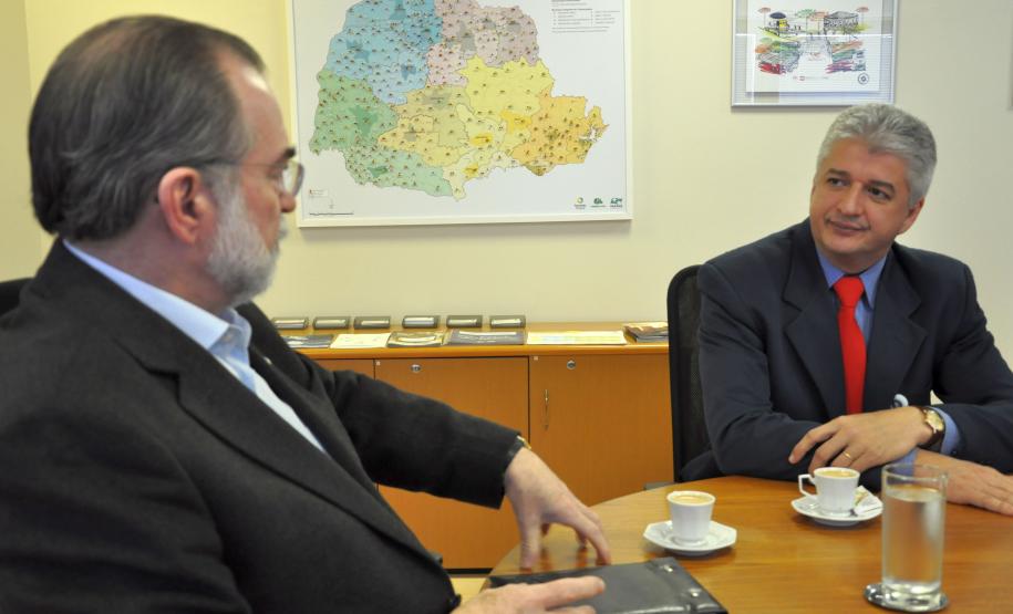 Novo gerente de filial do FGTS da Caixa visita a Fomento Paraná O presidente da Fomento Paraná, Juraci Barbosa, recebeu nesta quinta-feira (27) uma visita do novo gerente de filial do FGTS (Fundo de Garantia por Tempo de Serviço) na Caixa Econômica Federal em Curitiba, Paulo César Sartor.