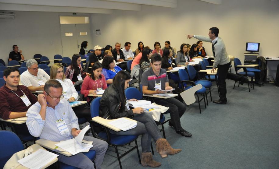 A Fomento Paraná concluiu a capacitação de três novas turmas de agentes de desenvolvimento. São 48 pessoas das regiões de Londrina, Ponta Grossa, Curitiba e Litoral.