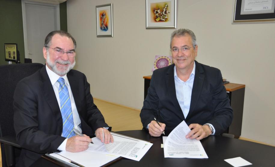 O presidente da Fomento Paraná, Juraci Barbosa, e o presidente do Instituto Regional de Desenvolvimento Econômico e Social (IRDES), Aldair Rizzi, assinaram um acordo de cooperação técnica nesta quarta (2/9), em Curitiba. Pelo convênio, o IRDES atuará como facilitador junto a empresas de Pato Branco e Região em processos de financiamento pelas linhas do Banco do Empreendedor.