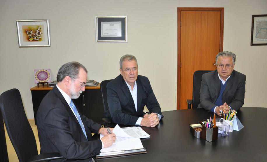 O presidente da Fomento Paraná, Juraci Barbosa, e o presidente do Instituto Regional de Desenvolvimento Econômico e Social (IRDES), Aldair Rizzi, assinaram um acordo de cooperação técnica nesta quarta (2/9), em Curitiba. Pelo convênio, o IRDES atuará como facilitador junto a empresas de Pato Branco e Região em processos de financiamento pelas linhas do Banco do Empreendedor.