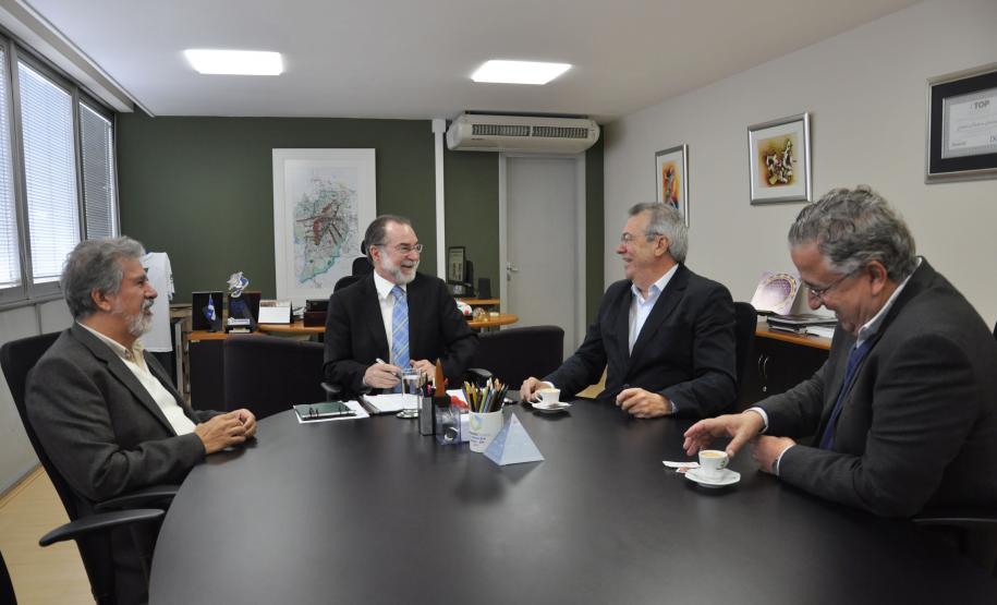 O presidente da Fomento Paraná, Juraci Barbosa, e o presidente do Instituto Regional de Desenvolvimento Econômico e Social (IRDES), Aldair Rizzi, assinaram um acordo de cooperação técnica nesta quarta (2/9), em Curitiba. Pelo convênio, o IRDES atuará como facilitador junto a empresas de Pato Branco e Região em processos de financiamento pelas linhas do Banco do Empreendedor.