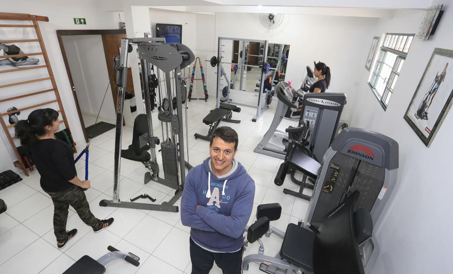 Estúdio de atividades físicas cresce com apoio da Fomento Paraná O empreendedor Alan José da Rosa, proprietário do Studio Personnalise, com as alunas.