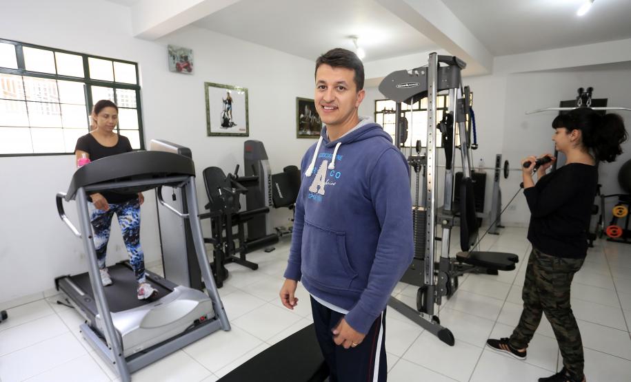 Estúdio de atividades físicas cresce com apoio da Fomento Paraná O empreendedor Alan José da Rosa, proprietário do Studio Personnalise, com as alunas na mini-academia.