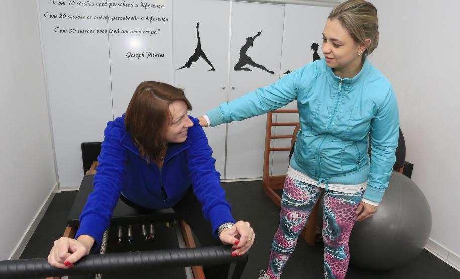 Estúdio de atividades físicas cresce com apoio da Fomento Paraná A aluna de Pilates, Elisabete Neves, e a sócia do Studio, Daniele da Rosa.