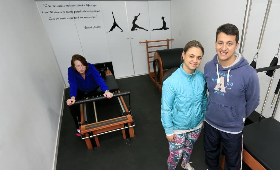 Estúdio de atividades físicas cresce com apoio da Fomento Paraná O casal de empreendedores Daniele da Rosa e Alan José da Rosa montou um estúdio para atividades físicas com apoio da Fomento Paraná.