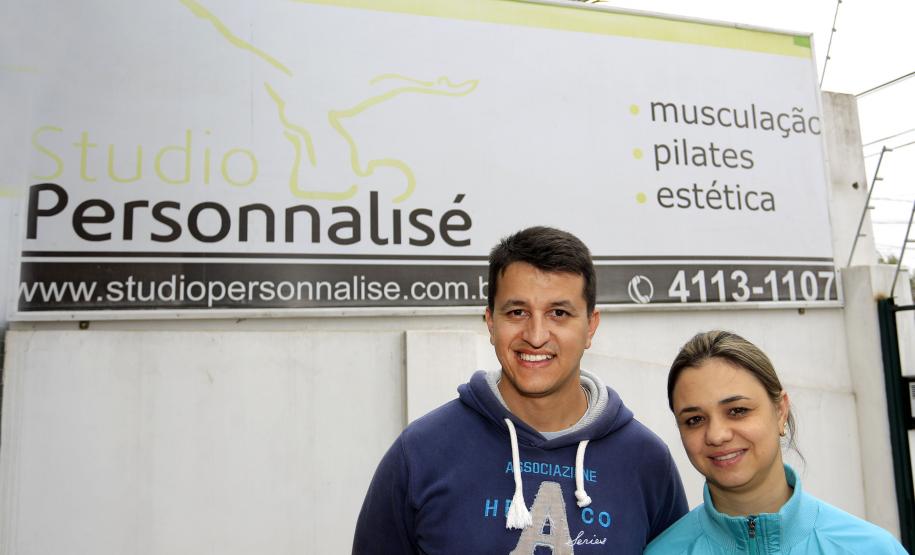Estúdio de atividades físicas cresce com apoio da Fomento Paraná O casal de empreendedores Daniele da Rosa e Alan José da Rosa montou um estúdio para atividades físicas com apoio da Fomento Paraná.