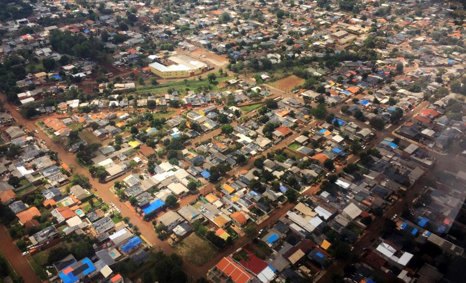 Fomento Paraná disponibiliza crédito para microempreendedores atingidos pelas chuvas em Foz Microempreendedores de Foz do Iguaçu afetados pelos temporais que atingiram o Oeste do estado nesta semana podem ter acesso a uma linha de crédito especial da Fomento Paraná, no valor de até R$ 15 mil, para ajudar na retomada das atividades.
Na imagem a região de Porto Meira, em Foz do Iguaçu.