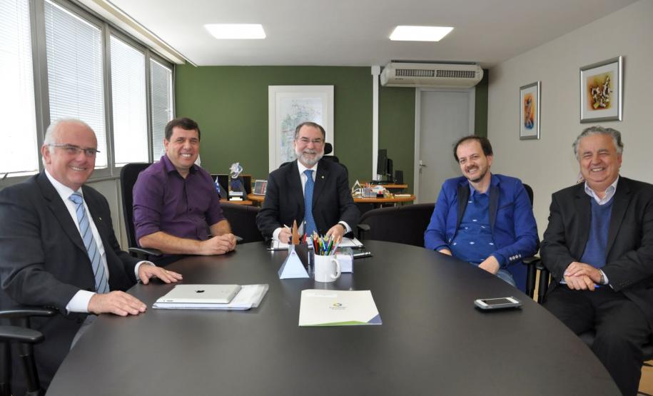 São Miguel do Iguaçu contrata financiamento para reforma do Paço Municipal O prefeito de São Miguel do Iguaçu, Claudiomiro da Costa Dutra, assinou um contrato de financiamento com a Fomento Paraná, nesta terça-feira (15/9), para o projeto de recuperação estrutural do prédio do Paço Municipal Abel Bez Batti. Os recursos, no valor de R$ 1,05 milhão, são do Sistema de Financiamento aos Municípios (SFM).