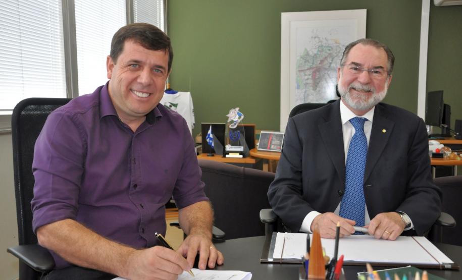 São Miguel do Iguaçu contrata financiamento para reforma do Paço Municipal O prefeito de São Miguel do Iguaçu, Claudiomiro da Costa Dutra, assinou um contrato de financiamento com a Fomento Paraná, nesta terça-feira (15/9), para o projeto de recuperação estrutural do prédio do Paço Municipal Abel Bez Batti. Os recursos, no valor de R$ 1,05 milhão, são do Sistema de Financiamento aos Municípios (SFM).