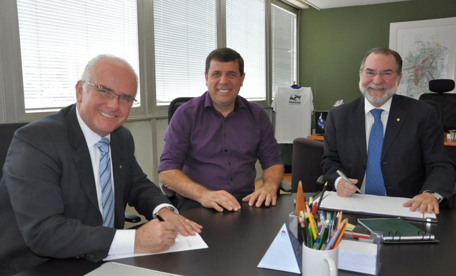 São Miguel do Iguaçu contrata financiamento para reforma do Paço Municipal O prefeito de São Miguel do Iguaçu, Claudiomiro da Costa Dutra, assinou um contrato de financiamento com a Fomento Paraná, nesta terça-feira (15/9), para o projeto de recuperação estrutural do prédio do Paço Municipal Abel Bez Batti. Os recursos, no valor de R$ 1,05 milhão, são do Sistema de Financiamento aos Municípios (SFM).