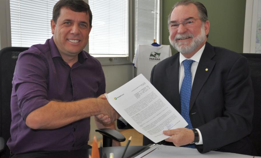 São Miguel do Iguaçu contrata financiamento para reforma do Paço Municipal O prefeito de São Miguel do Iguaçu, Claudiomiro da Costa Dutra, assinou um contrato de financiamento com a Fomento Paraná, nesta terça-feira (15/9), para o projeto de recuperação estrutural do prédio do Paço Municipal Abel Bez Batti. Os recursos, no valor de R$ 1,05 milhão, são do Sistema de Financiamento aos Municípios (SFM).