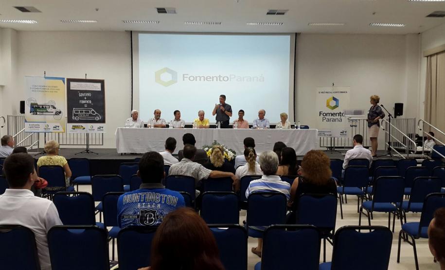 A Fomento Paraná está fazendo ações no litoral para promover a divulgação da linha de crédito Banco do Empreendedor - Transporte Escolar e Turismo e das ações da Operação Verão 2016 - Fomento Paraná. Nestq quinta-0feira, 24, o evento de lançamento foi realizado nas dependências do Sesc Caiobá.
