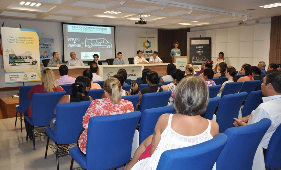 A Fomento Paraná está fazendo ações no litoral para promover a divulgação da linha de crédito Banco do Empreendedor - Transporte Escolar e Turismo e das ações da Operação Verão 2016 - Fomento Paraná. O lançamento foi no Senac Paranaguá, na manhã desta quinta, 24/9.