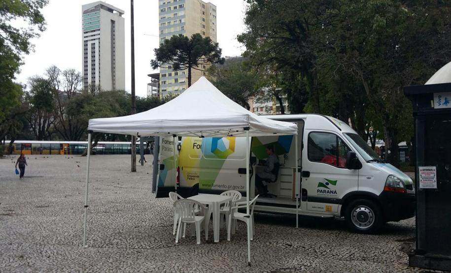 ACP e FOMENTO PARANÁ NOS BAIRROS CHEGA A SANTA FELICIDADE O oitavo evento programado conjuntamente pelas duas instituições leva serviços e soluções para melhorar a gestão de empresas e informações sobre linhas de crédito para empreendedores do bairro mais gastronômico da capital paranaense.
Na imagem a van da Fomento Paraná durante ação realizada na praça Rui Barbosa, no Centro.